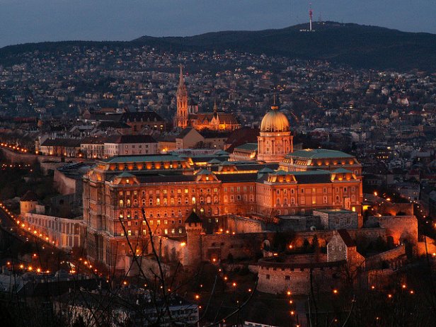 /Edificios iluminados en Budapest