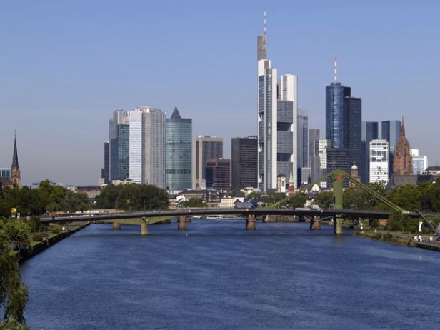 /Skyline de Frankfurt sobre el río Meno