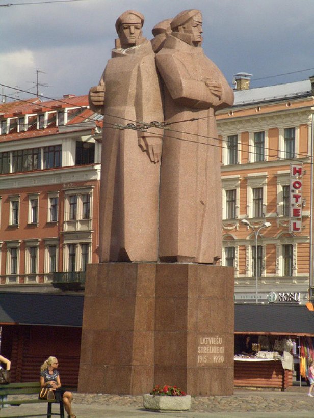 /Monumento a los fusileros rojos