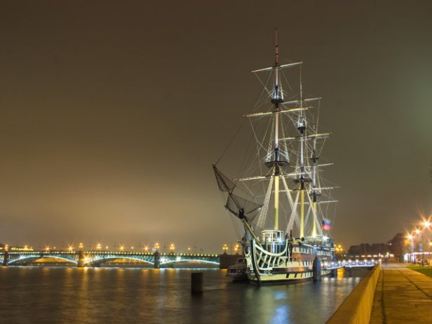 /Vista nocturna de San Petersburgo